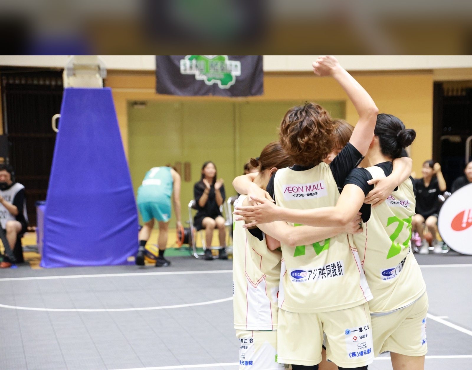 試合後に円陣を組んで喜び合うSAKU REGION.EXEの選手たち
